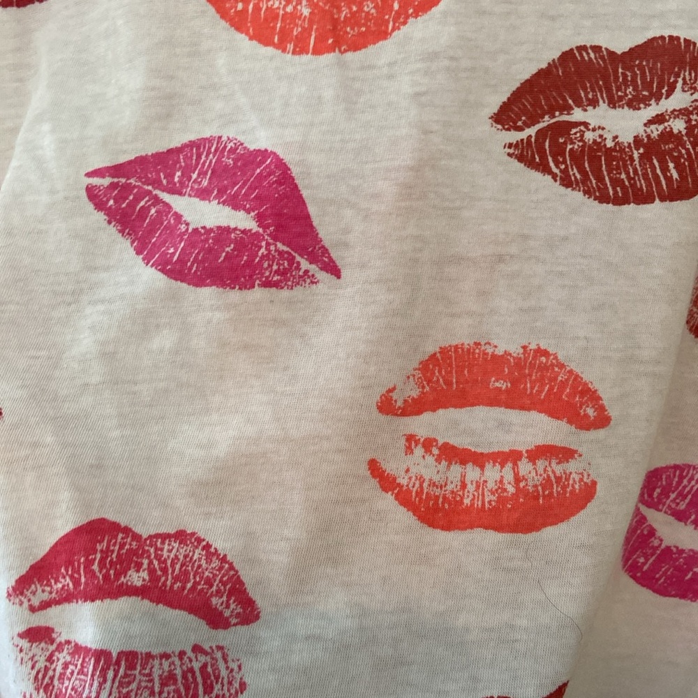 Chaser Lips Lipstick Print Graphic Tee Pink Tones Soft Short Sleeve Top - Picture 5 of 8